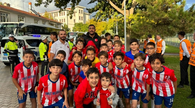 KÜÇÜK FUTBOLCULAR SELÇUK HOCALARINI YALNIZ BIRAKMADILAR 
