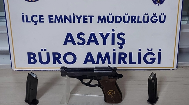 ŞÜPHELİ ARAÇTA RUHSATSIZ SİLAH ELE GEÇİRİLDİ