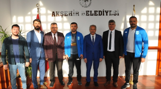 BAŞARILI SPORCUDAN BAŞKAN AKKAYA'YA ZİYARET 