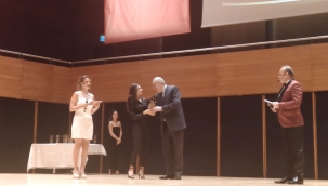 BAŞKAN AKBUĞA'YA ÖDÜL. 