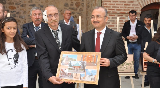 FİKRİ ER'DEN KAYMAKAM ÖZEL'E TABLO TAKDİMİ 