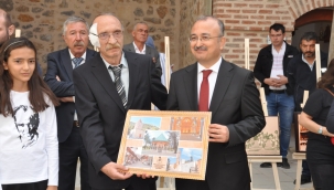 FİKRİ ER'DEN KAYMAKAM ÖZEL'E TABLO TAKDİMİ 