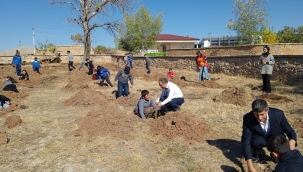 YUNAK KOÇYAZI'DA 100. YIL ANISINA AĞAÇ DİKİMİ 