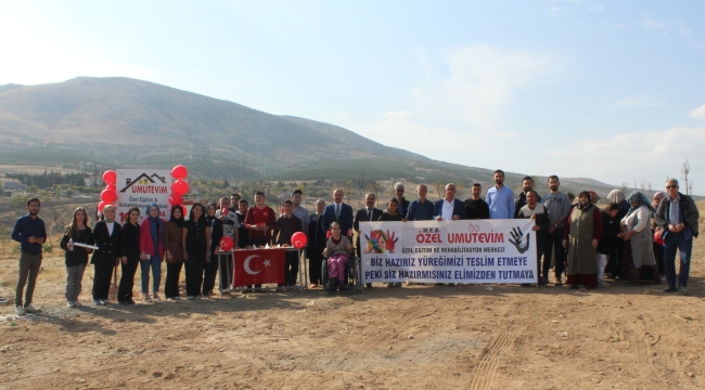 YUNAK'TA ÖZEL ÖĞRENCILERDEN 100. YILDA 100 AĞAÇ 