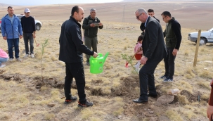 YUNAKLI ŞEHİTLERİN ADINA FİDAN DİKİLDİ 