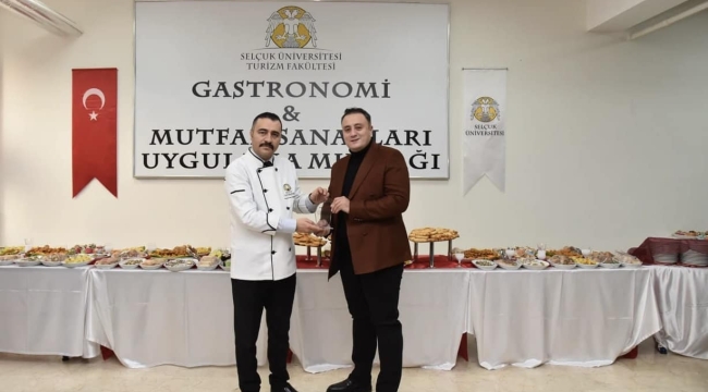 ARİF DURMUŞ'A ANLAMLI PLAKET 