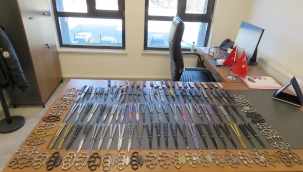 Konya'nın kalabalık bölgelerinde polis denetimi! 105 adet delici ve kesici alet ele geçirildi 