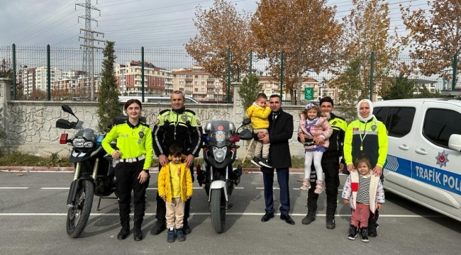 MİNİK ÖĞRENCİLER TRAFİK POLİSLERİYLE BİRLİKTE HEM EĞLENDİ HEM ÖĞRENDİ 