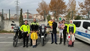 MİNİK ÖĞRENCİLER TRAFİK POLİSLERİYLE BİRLİKTE HEM EĞLENDİ HEM ÖĞRENDİ 