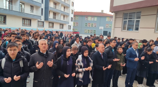 AKŞEHİR'DE ŞEHİTLERİMİZ İCİN SAYGI DURUŞU VE BAYRAK TÖRENİ 