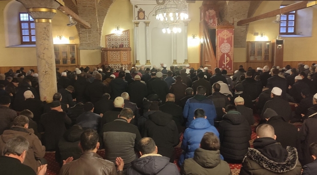 Akşehirliler Yılın İlk Sabah Namazını Aileleriyle Beraber İplikçi Camii'nde Eda Etti. 