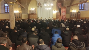 Akşehirliler Yılın İlk Sabah Namazını Aileleriyle Beraber İplikçi Camii'nde Eda Etti. 