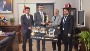 Turnuva Ekibinden Kaymakam Pelit'e Makamında Ziyaret. 