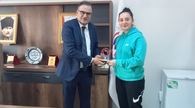 AVRUPA ŞAMPİYONU ÖGRETMENDEN  TOPALOĞLU'NA ZİYARET 