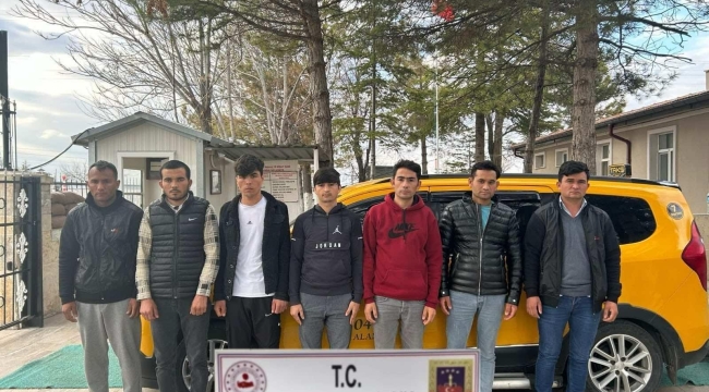 Konya'da Jandarma'nın durdurduğu ticari taksiden 7 kaçak Afgan çıktı 