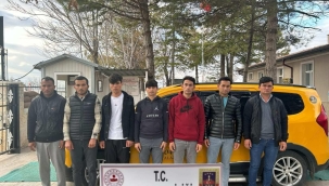 Konya'da Jandarma'nın durdurduğu ticari taksiden 7 kaçak Afgan çıktı 