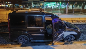 Polisin "DUR" ihtarına uymayan araçtan düzensiz göçmenler çıktı 