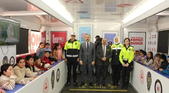Yunak'ta 'Mobil Trafik Eğitim Tırı'nda Öğrencilere Eğitim Verildi 
