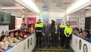 Yunak'ta 'Mobil Trafik Eğitim Tırı'nda Öğrencilere Eğitim Verildi 