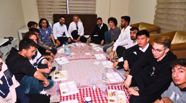 BAŞKAN ADAYI KAHRAMAN GENÇLERLE İFTAR SOFRASINDA BULUŞTU 