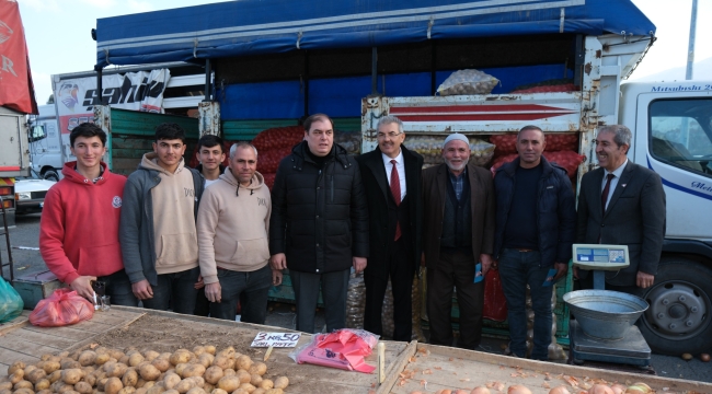 BAŞKAN ADAYI KAHRAMAN PERŞEMBE PAZARINDA VATANDAŞLARLA BULUŞTU