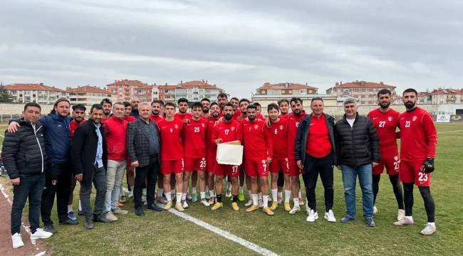 BAŞKAN DOLMACI'DAN FUTBOLCULARA İKRAM 