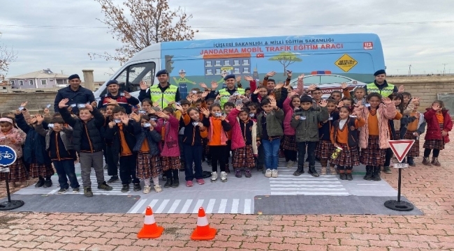 Jandarma'dan Öğrencilere ve Sürücülere Yönelik Trafik Eğitimi 