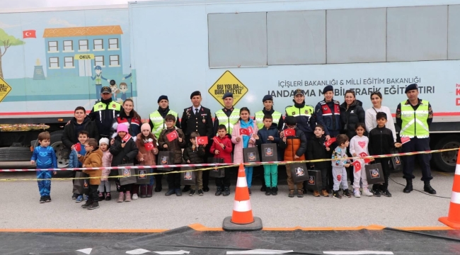 Jandarma, Konya Tarım Fuarı'nda ziyaretçileri bilgilendirdi 