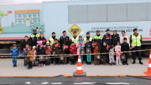 Jandarma, Konya Tarım Fuarı'nda ziyaretçileri bilgilendirdi 