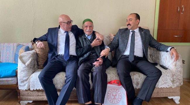 KAYMAKAM PELVAN İLÇENİN ÇINARLARINI ZİYARET ETTİ 