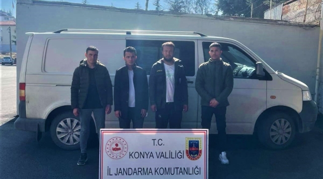 Konya'da Jandarma ekipleri bir araç içinde 4 Afganistanlı yakaladı! 