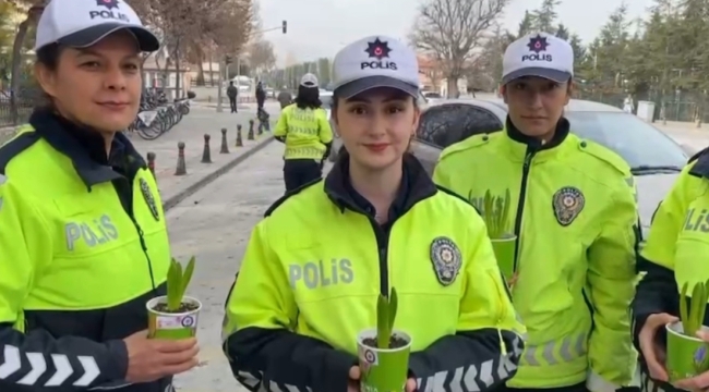 Konya'da kadın trafik polislerinden, kadın sürücülere çiçek hediyesi 