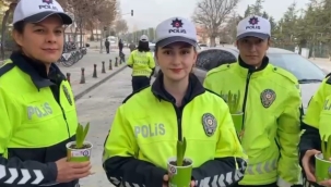 Konya'da kadın trafik polislerinden, kadın sürücülere çiçek hediyesi 