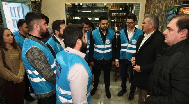 YUSUF KAHRAMAN GENÇLERLE İKRAMLIK DAĞITTI. 