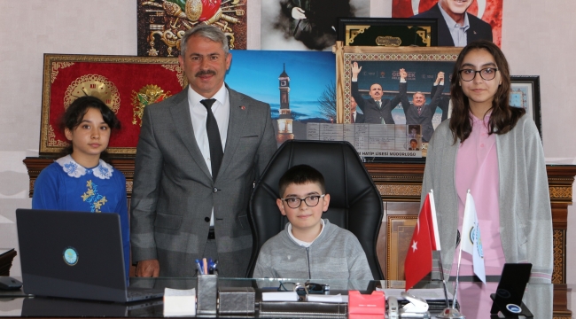 BAŞKAN GÜNALTAY KOLTUĞUNU KÜÇÜK ALPEREN'E DEVRETTİ 