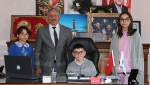 BAŞKAN GÜNALTAY KOLTUĞUNU KÜÇÜK ALPEREN'E DEVRETTİ 