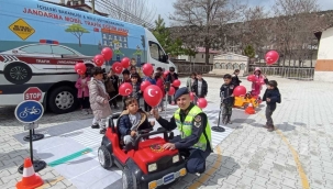 Jandarma'dan öğrencilere ve sürücülere trafik eğitimi 