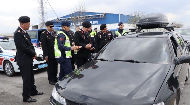 Konya İl Jandarma Komutanı Tümgeneral Özkul, sürücülere bayram ikramında bulundu 
