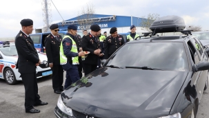 Konya İl Jandarma Komutanı Tümgeneral Özkul, sürücülere bayram ikramında bulundu 
