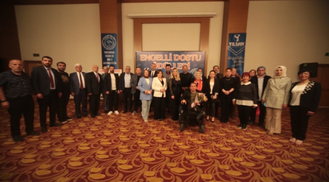 GÖNÜL GÖZÜ DERNEĞİ'NDEN ENGELLİ DOSTLARINA PLAKET 