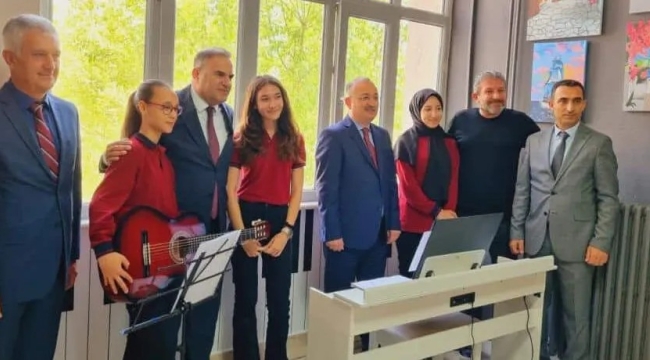 GÜZEL SANATLAR LİSESİ RESİM SERGİSİ YOĞUN İLGİ GÖRDÜ 