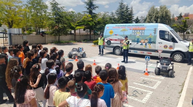 Jandarmadan öğrencilere ve sürücülere trafik eğitimi 