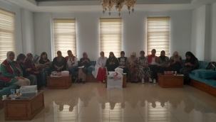 KIZILAY GÖNÜLLÜSÜ KADINLARIN İYİLİK ÖRGÜSÜ ETKİNLİĞİ BEĞENİ TOPLADI 