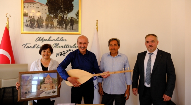 BAŞKAN KÖKSAL'A BAĞLAMA HEDİYE ETTİLER 