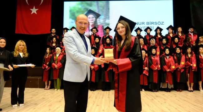 BAŞKAN KÖKSAL,KADİR YALLAGÖZ SAĞLIK YÜKSEK OKULU MEZUNİYET TÖRENİNE KATILDI 