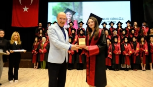 BAŞKAN KÖKSAL,KADİR YALLAGÖZ SAĞLIK YÜKSEK OKULU MEZUNİYET TÖRENİNE KATILDI 