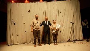 AÇIK HAVA TİYATROSUNDA "BİR BABA HAMLET" RÜZGÂRI 