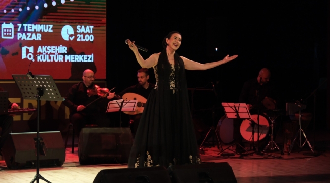 AKŞEHİR'İN GÜZİDE SANATÇISI MELİHAT GÜLSES HEMŞEHRİLERİ İLE BULUŞTU 