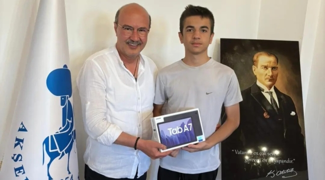 BAŞKAN KÖKSAL'DAN LGS BİRİNCİSİ BEYOĞLU'NA TABLET 