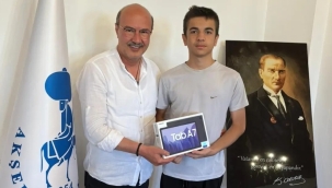 BAŞKAN KÖKSAL'DAN LGS BİRİNCİSİ BEYOĞLU'NA TABLET 